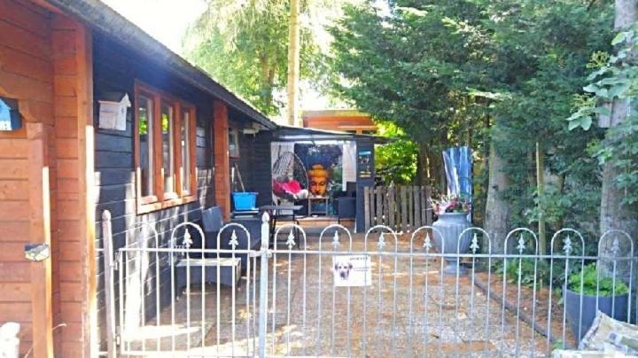 Chalet Op Een Rustig Park In De Natuur Putten Exterior foto